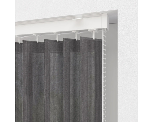 Grå vertikal persienn med manöverkedja på ett fönster