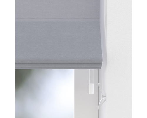 Grå rullgardin vid fönstret med dragsko