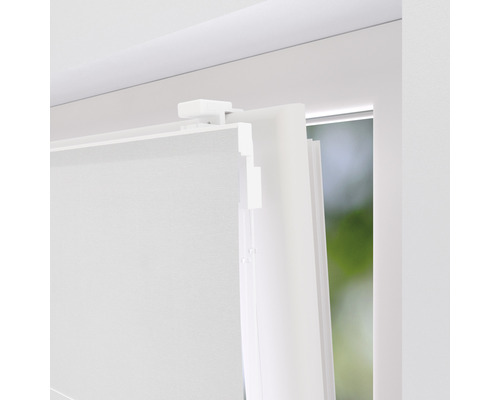 Detaljvy av en vit rullgardin på ett fönster