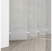 Vertikala persienner av tyg med kedjedrag vid fönstret