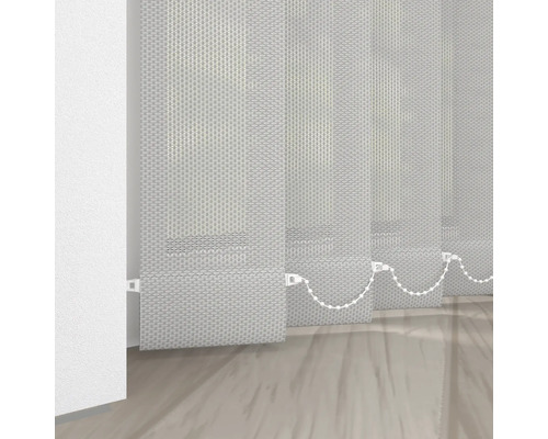 Vertikala persienner av tyg med kedjedrag vid fönstret