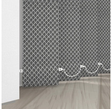 Textila lamellgardiner i rummet.