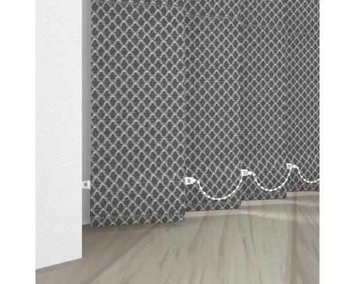 Textila lamellgardiner i rummet.