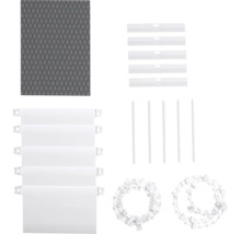 Komponenter för en lamellgardin, inklusive lameller, tyngdplattor, anslutningskedja och tillbehör.