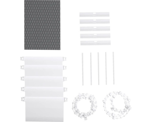 Komponenter för en lamellgardin, inklusive lameller, tyngdplattor, anslutningskedja och tillbehör.