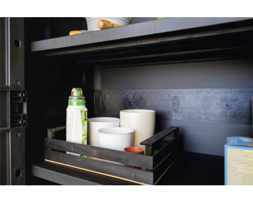 Detaljvy av ett plastskåp med hyllor och diverse artiklar för trädgårdsarbete.