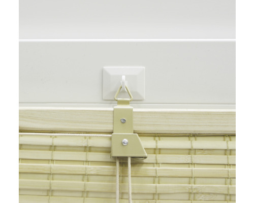 Detaljvy av bamburullgardin med fäste