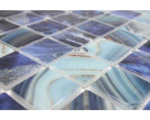 Närbild av mosaikplattor med fyrkantigt mönster