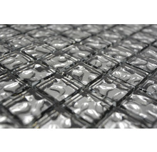 Närbild av silverfärgade mosaikplattor