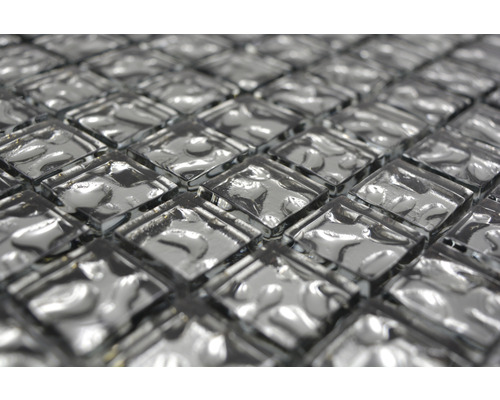 Närbild av silverfärgade mosaikplattor