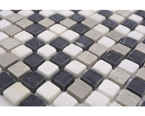 Mosaikmatta av natursten med fyrkantiga stenar