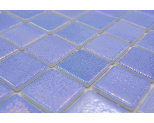 Närbild av små, kvadratiska glasmosaikplattor