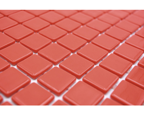 Närbild av fyrkantiga keramiska mosaikplattor