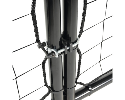 Närbild av ett volleybollnät med spännanordning på en metallstång