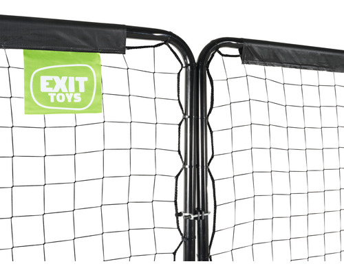 Detaljvy av ett fotbollsmål med nät och Exit Toys logotyp