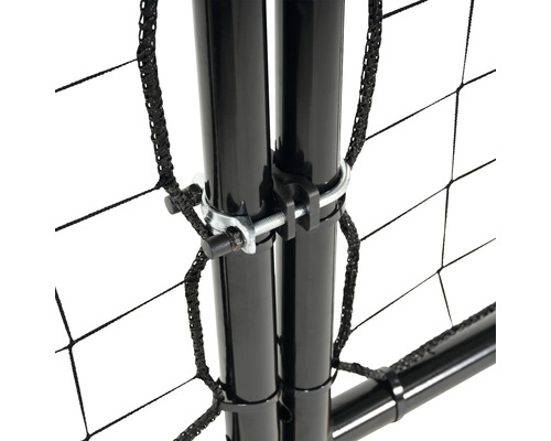 Detaljvy av ett volleybollnät med spännanordning på svarta stolpar