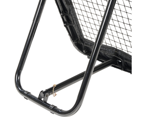 Närbild av en bollvägg med nät och metallram