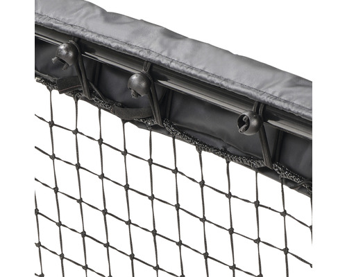 Detaljbild av ett bollfångarnät med fästelement.