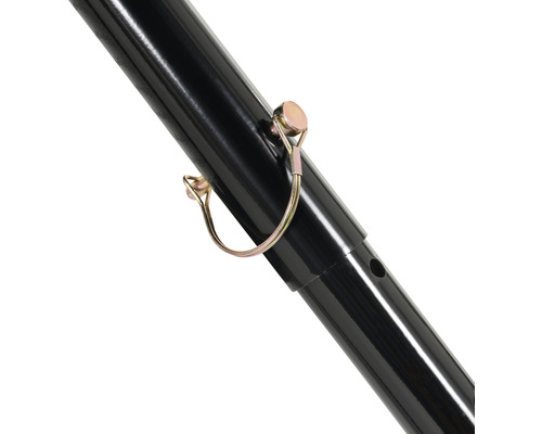 Närbild av en svart teleskopstång med en låspinne för höjdjustering.