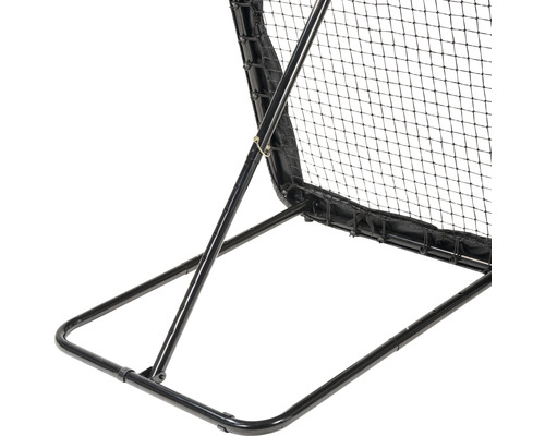 Närbild av en bollvägg med stålram och nät