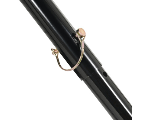 Detalj av ett svart metallrör med låsstift