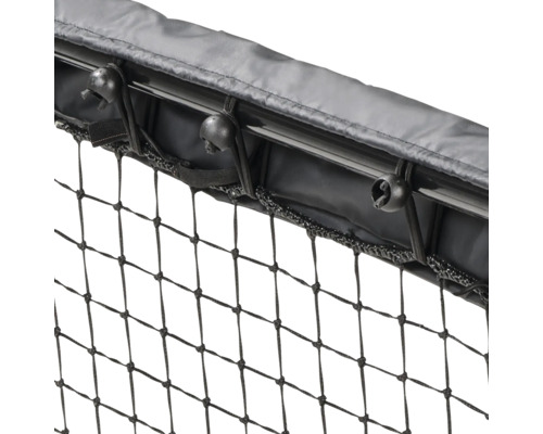 Detaljvy av ett nät med fästelement på en stång