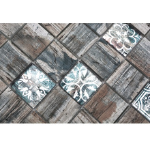 Mosaikplattor med träutseende och ornament