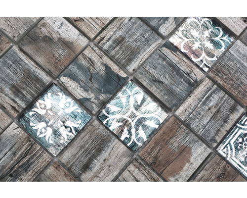 Mosaikplattor med träutseende och ornament