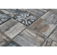 Detaljvy av mosaikplatta med trä- och mönsterutseende