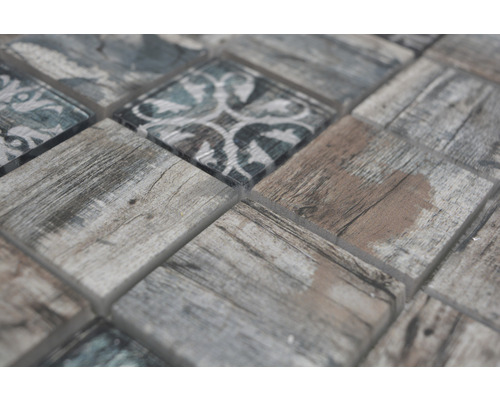 Detaljvy av mosaikplatta med trä- och mönsterutseende