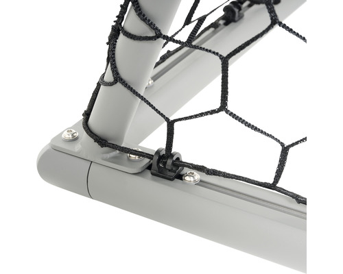 Detaljvy av ett fotbollsmål med nät och metallram