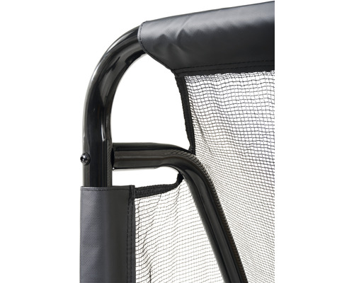 Detaljvy av ett bollfångarnät med svart ram