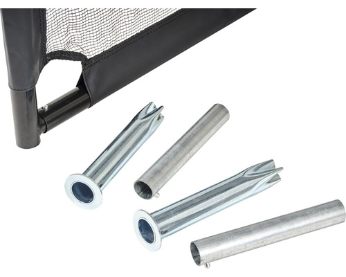 Närbild av en studsmatta med markankare och stänger