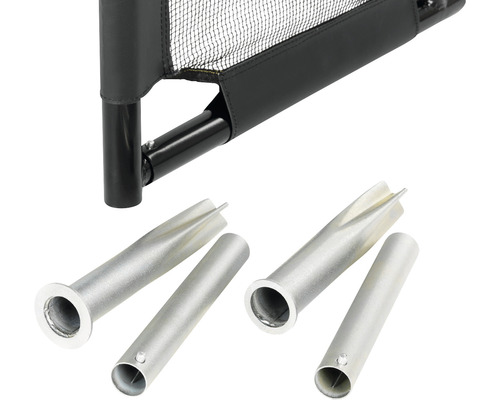 Detaljvy av en svart säkerhetsgrind med silverfärgade markhylsor