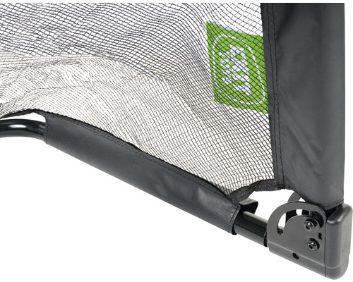 Detaljvy av en resesäng för spädbarn med nät och EXIT-logotyp