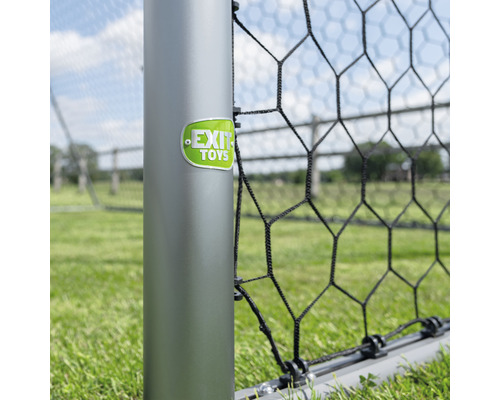 Detaljvy av ett fotbollsmål med Exit Toys logotyp