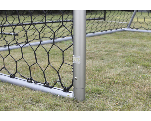 Detaljvy av ett fotbollsmål med nät och EXIT-logotyp.