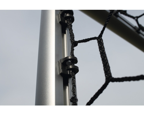 Detaljvy av en fästklämma för fotbollsnät på en målbur