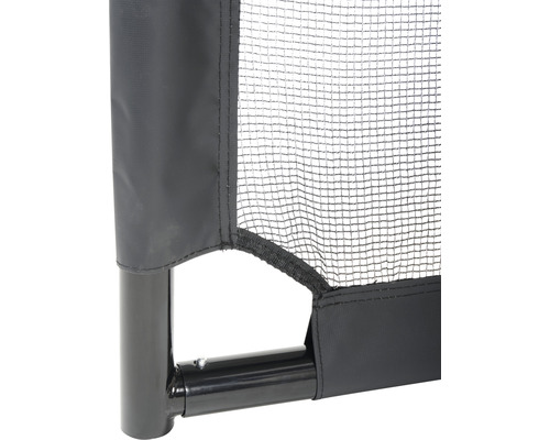 Detaljvy av ett insektsnät med ram och nätstruktur