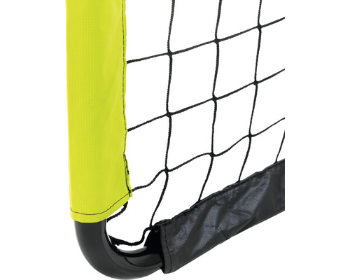 Närbild av ett fotbollsmål med nät