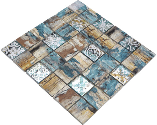 Fyrkantig mosaikplatta med träutseende och blommotiv