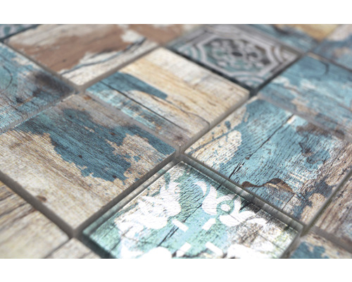 Detaljvy av kvadratiska mosaikplattor med träutseende