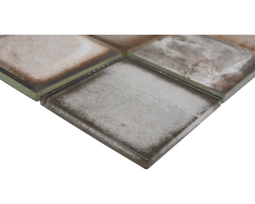 Närbild av en glasmosaikplatta