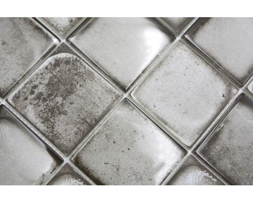 Närbild av fyrkantiga keramiska plattor