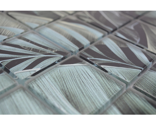 Närbild av mosaikplattor med mönster