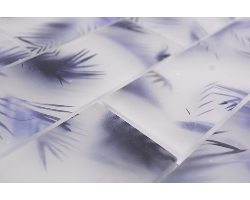 Närbild av mosaikplattor med växtmotiv