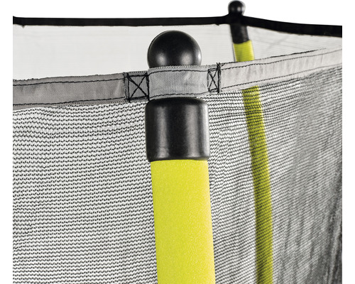 Närbild av ett trampolinsäkerhetsnät med nätstolpar