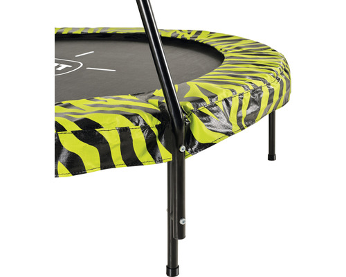 Detalj av en fitnesstudsmatta med ett gul-svart zebramönster på kanten och svarta ben