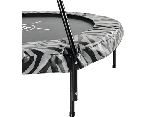 Detaljvy av en studsmatta med zebramönster