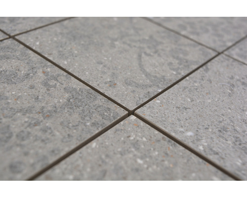 Närbild av golvplattor med en fläckig yta